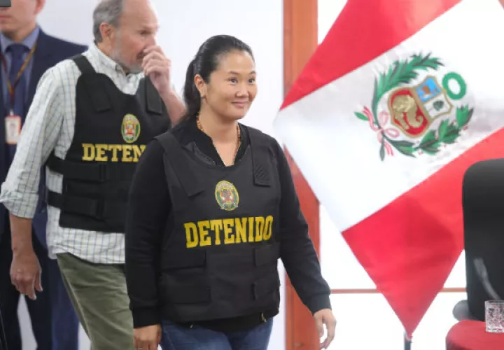 La detenida líder opositora peruana Keiko Fujimori asiste a una audiencia en Lima (Perú). EFE