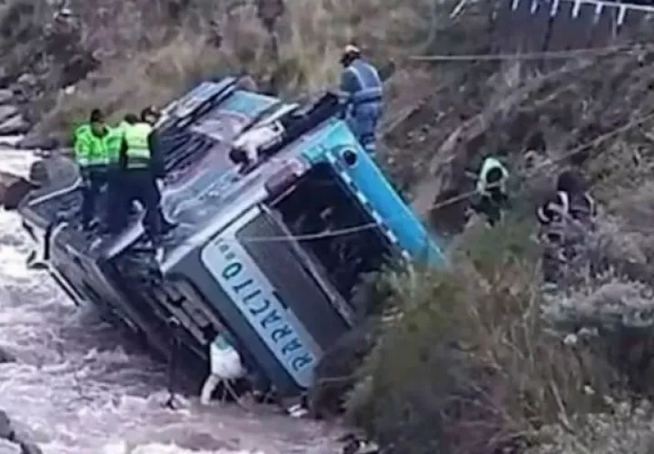 El autobús viajaba desde la ciudad centro andina de Huancayo, capital de la región Junín hacia Lima, según precisó el coronel Jorge Castillo, jefe de la Policía de Carreteras, al noticiero local América Noticias.