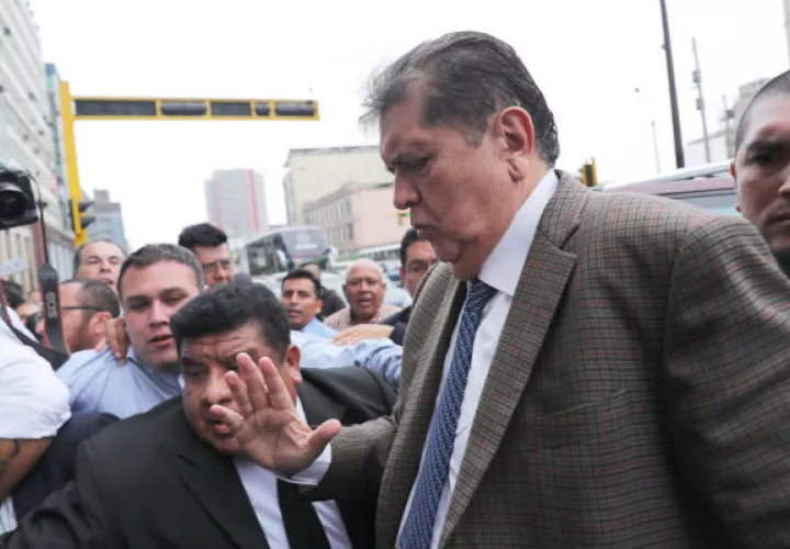 El exmandatario (1985-1990 y 2006-2011) fue ingresado en el hospital Casimiro Ulloa de Lima, a donde fue trasladado por la policía.