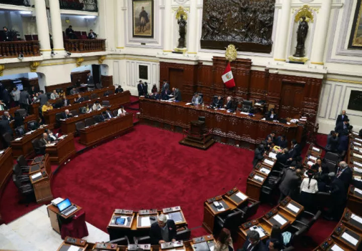 Durante el rápido debate de la norma en el pleno del Congreso, Salaverry rechazó las repetidas demandas del portavoz titular de Alianza Para el Progreso (APP) de retirar la firma del portavoz suplente de la resolución que exoneraba al proyecto de ley de pasar por comisiones.