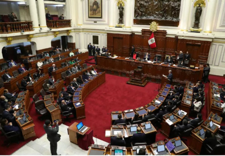 La Constitución del Perú contempla en su artículo 134 que el presidente puede disolver el Parlamento.