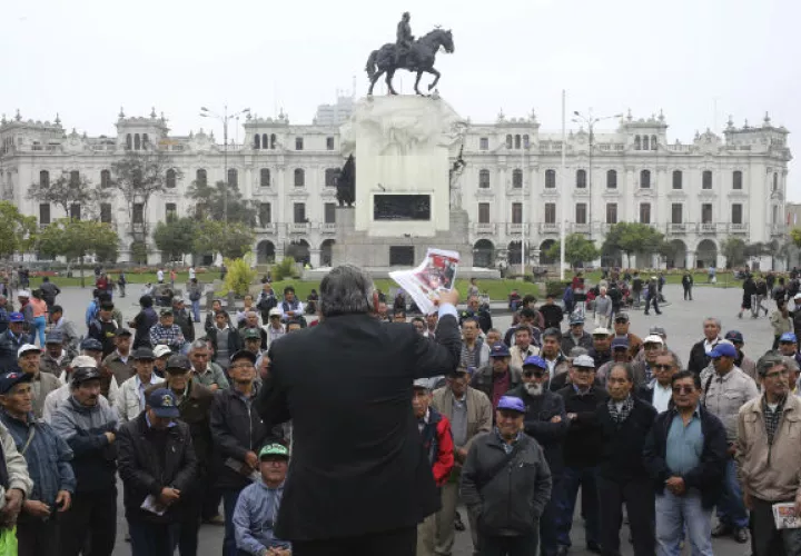 Un hombre habla sobre la situación política en la Plaza San Martín, Lima, Perú. Foto: AP.