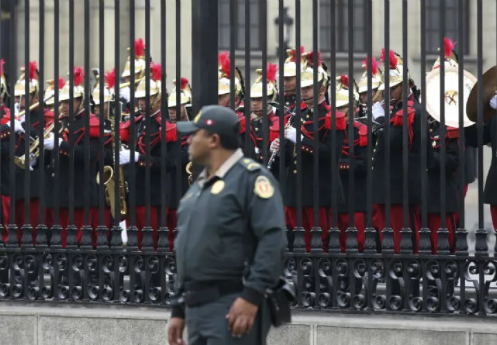 Un hombre habla sobre la situación política en la Plaza San Martín, Lima, Perú. Foto: AP.