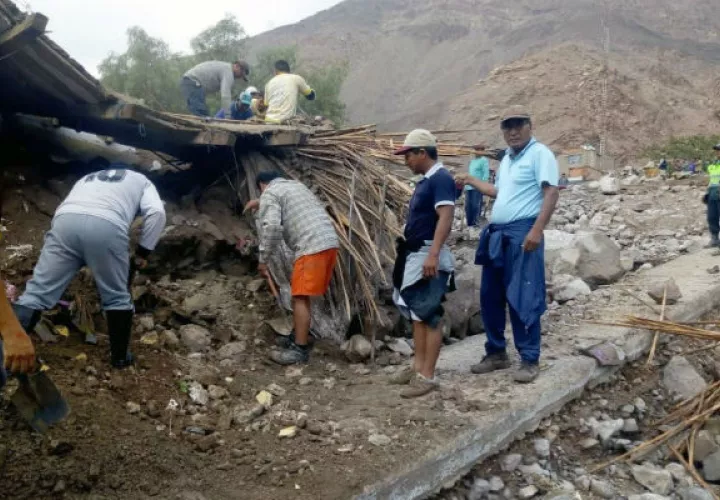 Daños causados por el deslizamientos de lodo y piedras en Aplao, región sur andina de Arequipa (Perú). Foto: EFE.