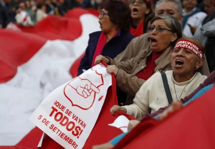 Sindicatos laborales, organizaciones universitarias, grupos feministas y colectivos civiles participan en una marcha este jueves en respaldo a la propuesta del presidente peruano, Martín Vizcarra, del adelanto de las elecciones generales al 2020, en Lima (Perú). FOTO/EFE