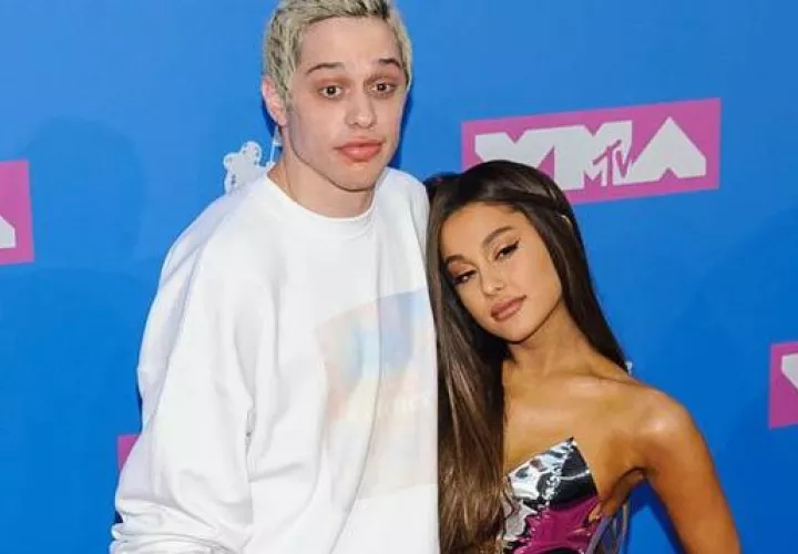 Pete Davidson y Ariana Grande. Foto: EFE.