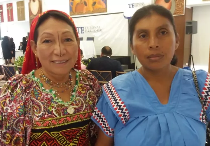 La diputada electa Petita Ayarza (izq.) junto a la diputada suplente Edilma Carpintero, de la Comarca Ngäbe-Buglé, en el acto de la entrega de credenciales. Foto Adiel Bonilla