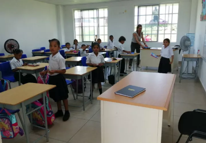 Reciben clases en aulas prestadas de un edificio de la Universidad de Panamá. Foto: Eric A. Montenegro.