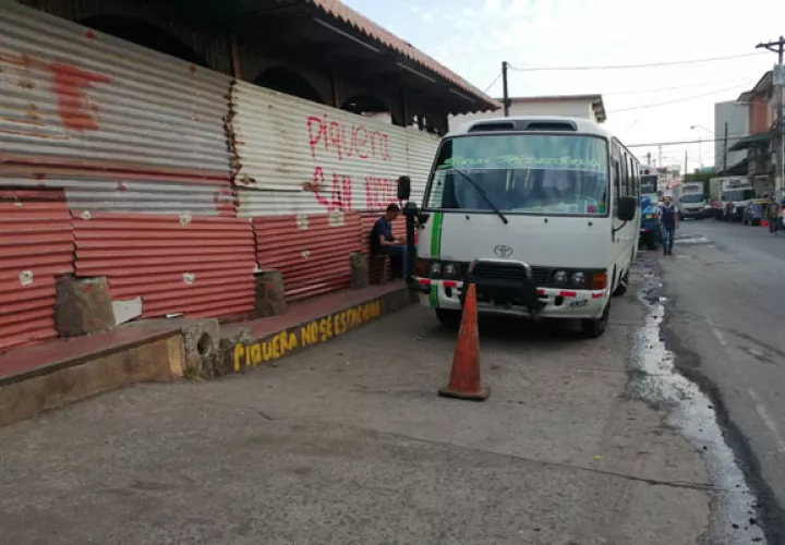 ;os pasajeros están molestos con esta situación pues tienen que recorrer el área tratando el alcanzar el transporte. Foto/Eric Montenegro