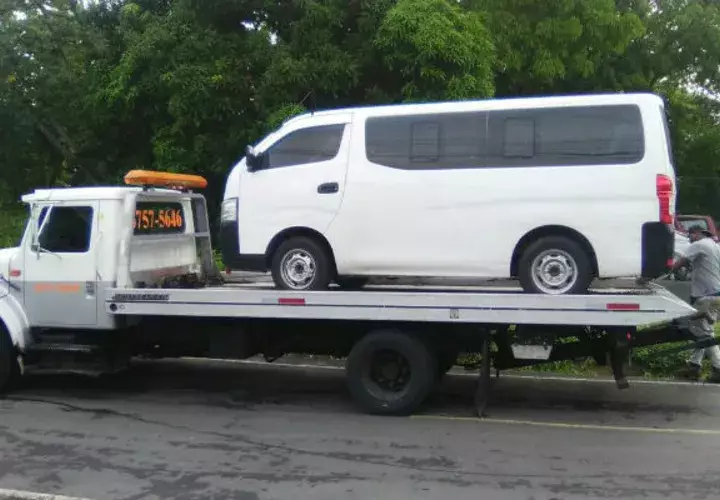  Chofer de busito pirata le da una golpiza a un agente del tránsito, pero lo atraparon. Foto: Panamá América.
