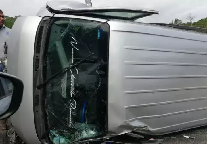 Bus de pasajeros se vuelca en Howard. Foto/Tráfico C Panamá
