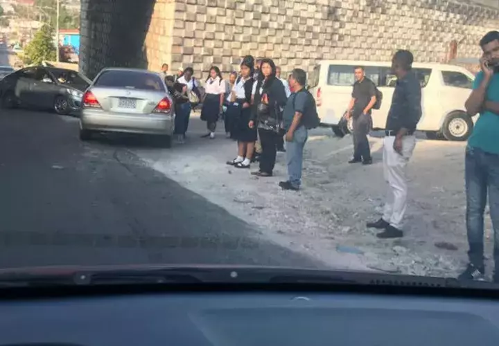Caos en la capital por paro de busitos piratas; transportistas marchan hacia la Asamblea. Foto: Panamá América.
