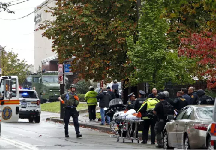 Policía y socorristas en la sinagoga Árbol de Vida en Pittsburgh. Foto: AP. 
