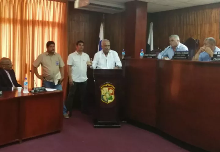 El abogado Víctor Martínez dijo que irán a la Corte Suprema de Justicia contra la  anulación de los certificados de taxi 8T. Foto: Eric A. Montenegro. 
