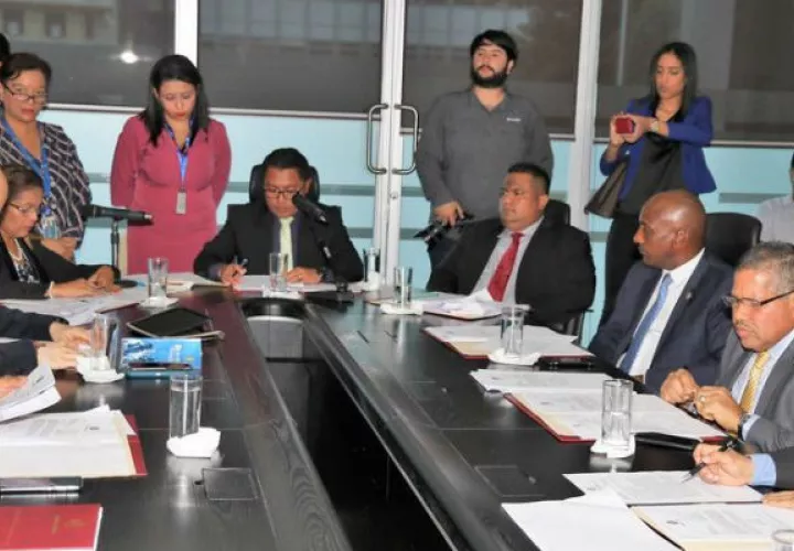 Dos iniciativas legislativas  proponen reducir la producción y reemplazar progresivamente la utilización de material plástico de un solo uso. Foto/Asamblea