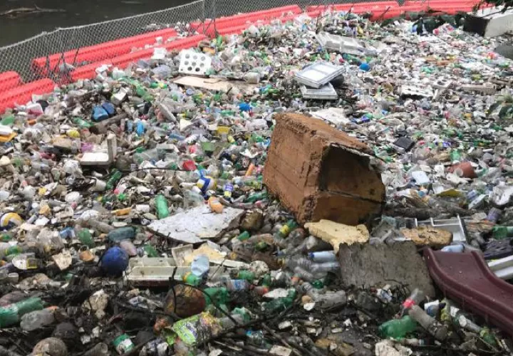 El sistema flotante de Marea Verde retiene toneladas de basura sobre el río Matías Hernández.  Foto de Elisinio González G. 