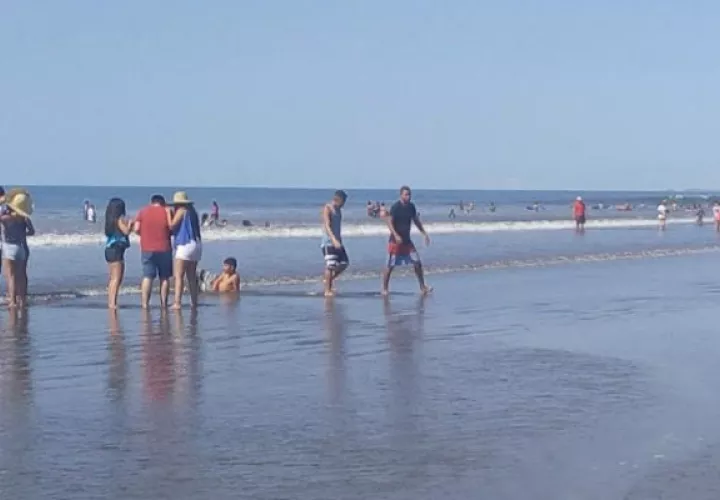 ¡Héroe! Joven le salva la vida a un niño, pero muere ahogado en playa Las Lajas. Foto: Mayra Madrid.