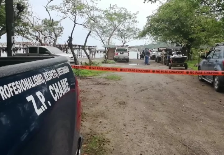 El cuerpo del joven fue trasladado a las instalaciones de la Morgue Judicial de Panamá Oeste. Foto/Eric Montenegro