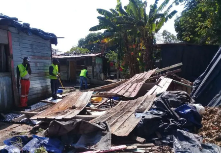 Hay casas que han sido demolidas en este sector de playa. Foto: Diómedes Sánchez S.