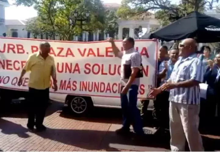 Residentes de Plaza Valencia protestan en Plaza Catedral.