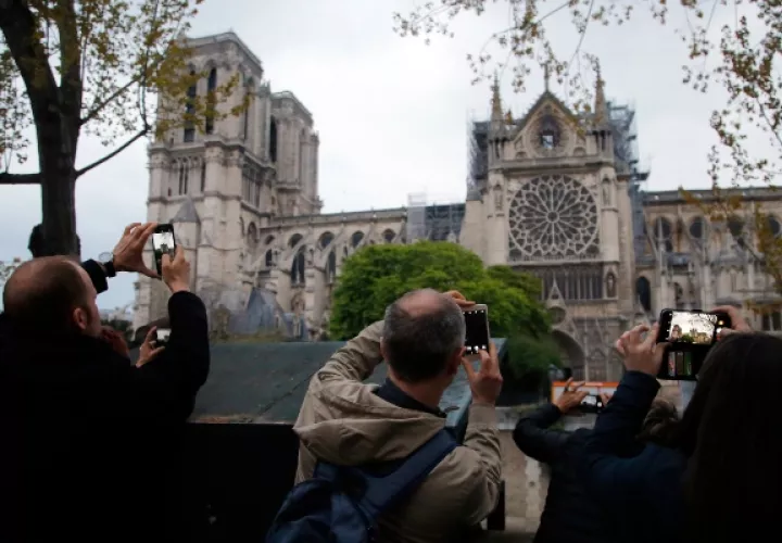 La agencia regional de salud de París, el martes 4 de junio de 2019, recomienda que los niños menores de siete años y las mujeres embarazadas que viven cerca de la Catedral de Notre Dame se hagan un análisis de sangre por la preocupación de que el incendio haya causado contaminación. FOTO/AP 