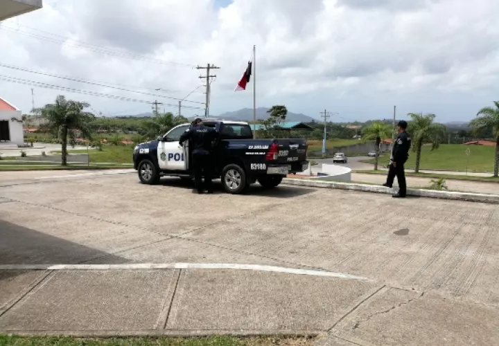 Unidades de la Policía Nacional de Arraiján realizaron un operativo en esta zona intentando ubicar a los pistoleros. FOTO/Eric Montenegro