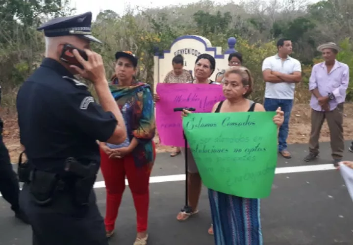 Los moradores salieron a la calle, pancarta en mano. Foto: Thays Domínguez.