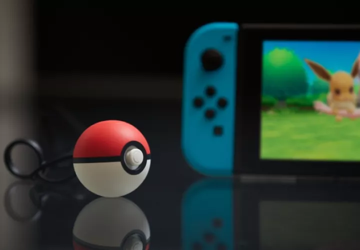 La bola y la máquina de jugar. Pokémon lleva ya 20 años con el entretenimiento. /Foto: Nora Cifuentes