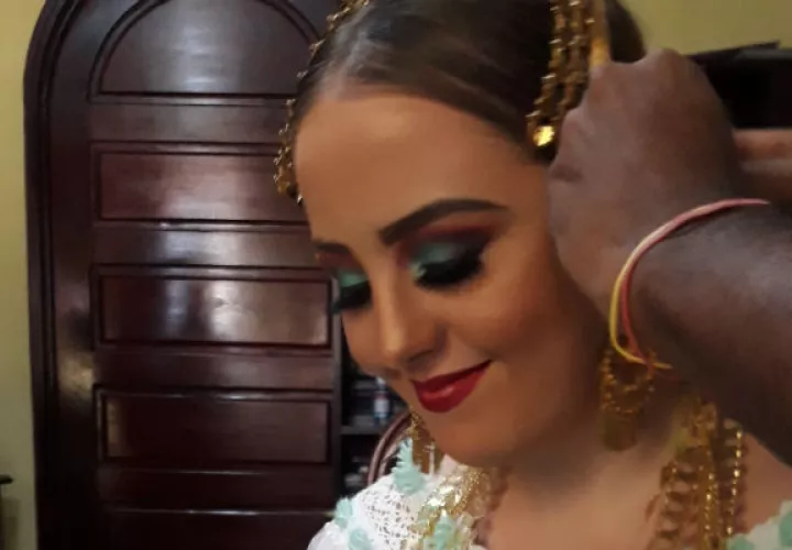 Una pollera blanca de organza, considerada la regional de gala, enjaretada en verde aqua, lució Martyna, mientras que Jakub, su esposo fue ataviado con una camisilla blanca de gala y pantalón negro.