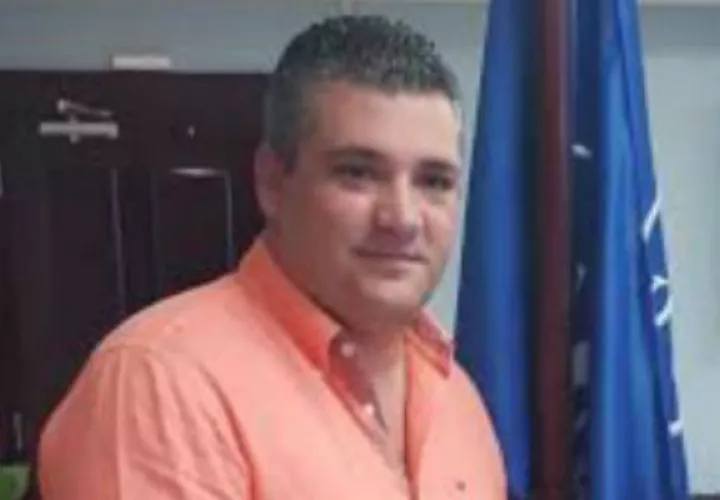Policani se encontrada detenido desde el sábado, en la celda preventiva de la Zona policial de Colón, tras la denuncia de su esposa, por supuesta violencia doméstica en contra de su cónyuge, en casa residencia, en calle 7, avenida Roosvelt.