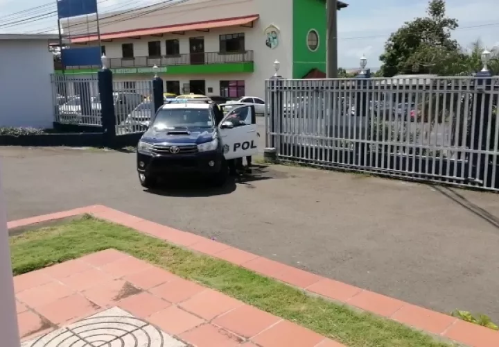 Los agentes policiales fueron al centro escolar para corroborar que la estudiante había asistido. Foto/Eric Montenegro