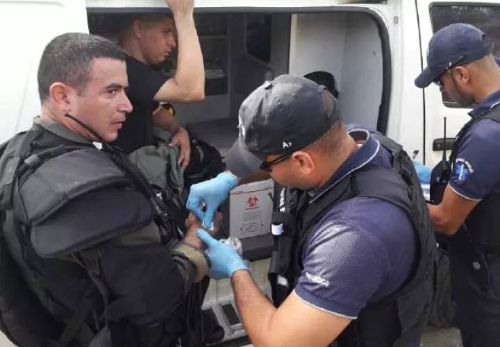 Uno de los agentes heridos. Foto de José Vásquez