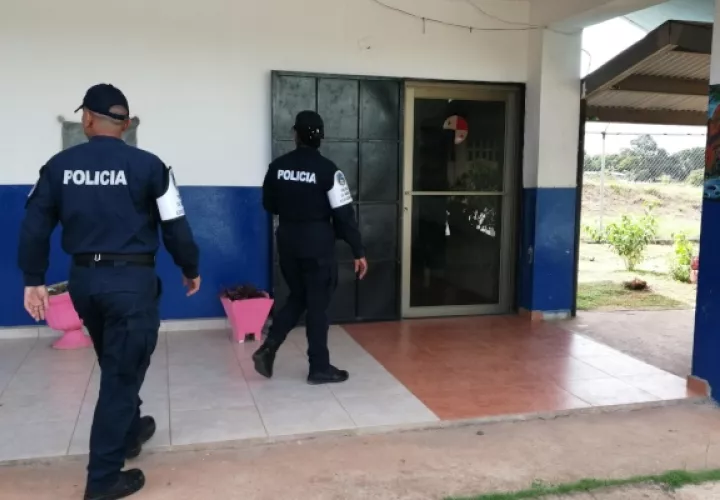 La Fiscalía de Adolescentes en Panamá Oeste junto a la Policía de Menores efectuó la noche del martes un allanamiento a la residencia del adolescente que aparece portando el arma, la cual no ha sido ubicada. foto/Eric Montenegro