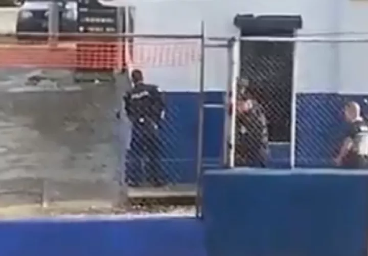 El uniformado denuncia presuntos abusos.
