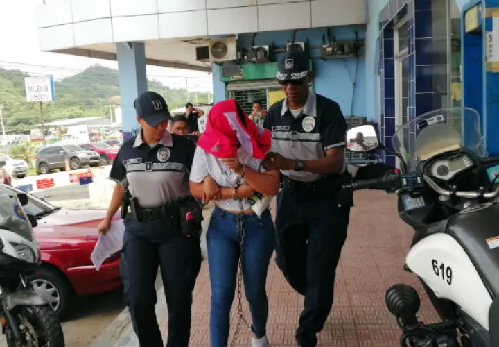 Minutos después de que la juez Yadielka Peralta dictara la medida cautelar, Maika rompió en llanto.