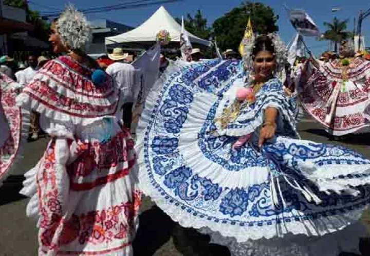 Lucieron sus mejores galas en esta novena versión del Desfile de las Mil Polleras. Foto/Thays Domínguez