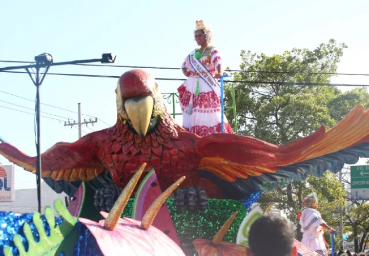 Las polleras más costosas, trabajadas y con mejores diseños son presentadas por las soberans para despedir la fiesta del carnaval. Foto: Panamá América