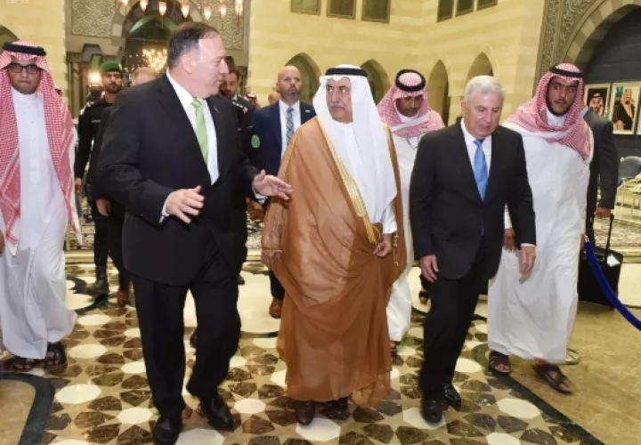 El Ministro de Relaciones Exteriores de Arabia Saudita, Ibrahim Al-Assaf (C) recibe al Secretario de Estado de EE. UU. Mike Pompeo (L) en el aeropuerto de Jeddah, Arabia Saudita. FOTO/AP