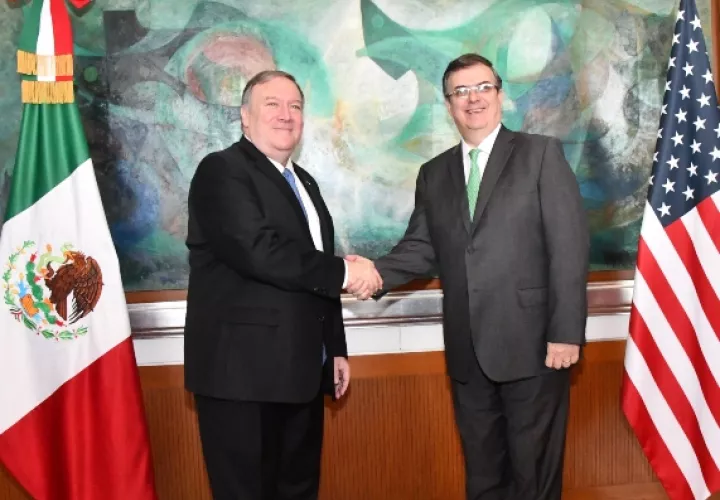 El secretario de Relaciones Exteriores de México, Marcelo Ebrard (d) durante un encuentro con el Secretario de Estado de los Estados Unidos, Mike Pompeo (i) en la sede diplomática mexicana, en Ciudad de México(México). FOTO/EFE