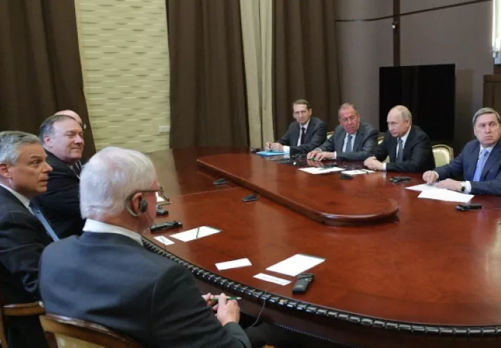  El secretario de Estado de EEUU Mike Pompeo (2i) asiste a una reunión con el presidente de Rusia Vladimir Putin  FOTO/EFE