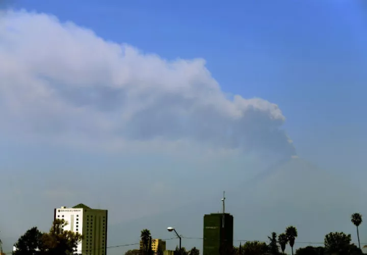 Vista general de una nueva exhalación del volcán Popocatépetl tomada este miércoles desde la ciudad de Puebla (México). Foto: EFE.