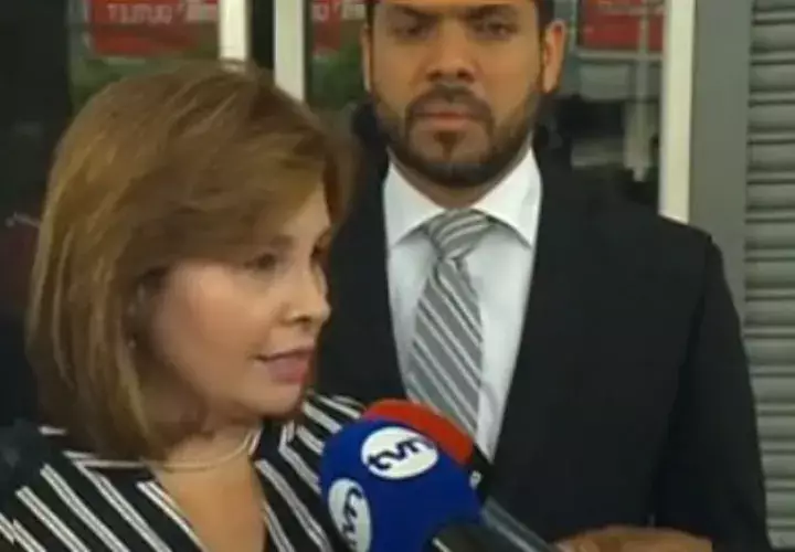La procuradora Kenia Porcell evita hablar de acusaciones. 