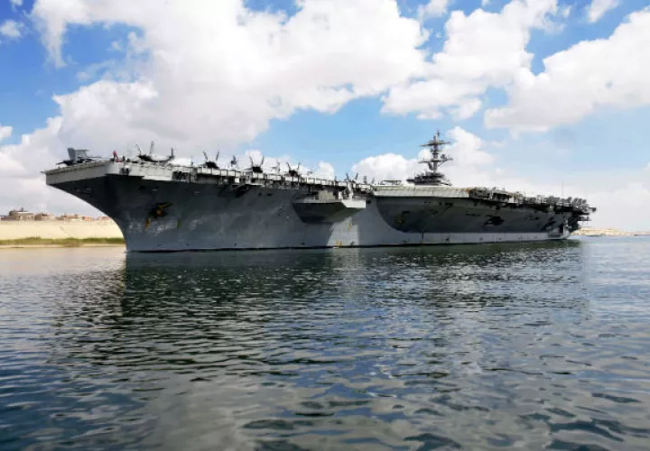 Portaaviones USS Abraham Lincoln cruzanzo el Canal de Suéz. Foto: EFE.