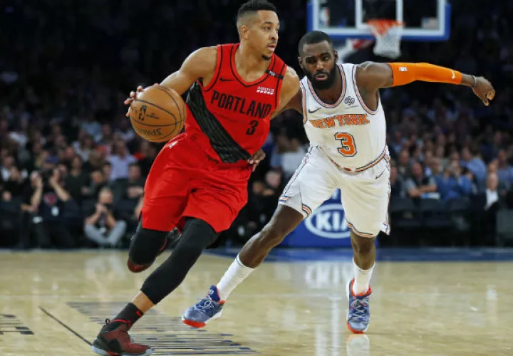  CJ McCollum de los  Trail Blazers (izq.) es marcado por Tim Hardaway de New York Knicks. Foto:AP 