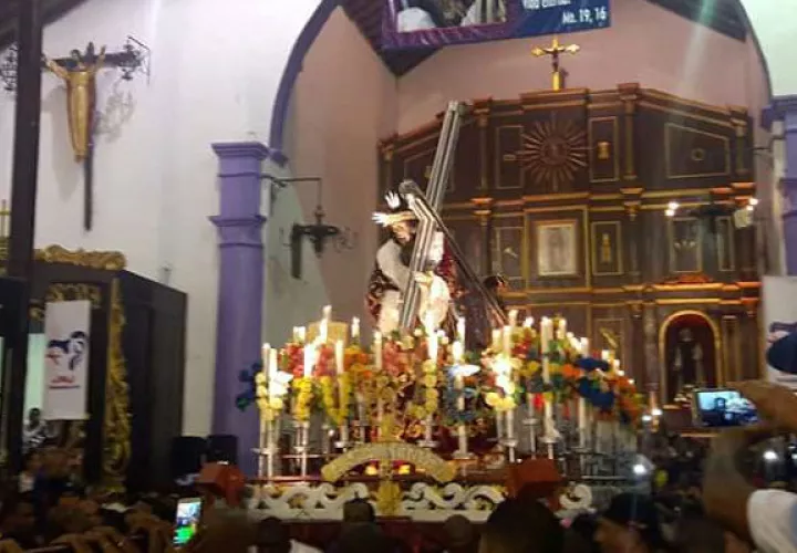 Los devotos se quedaron hasta la procesión que inició a las 8:00 p.m. de ayer, domingo, en Portobelo.