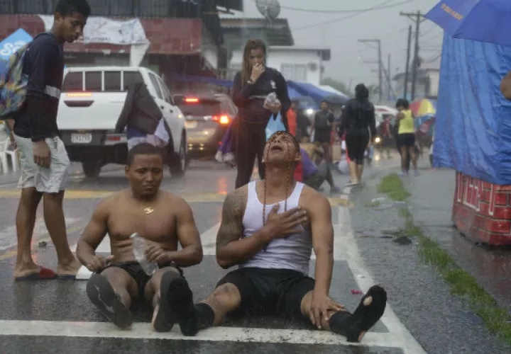 De rodillas, de espaldas y con un dolor a cuestas, miles de devotos pagaron "sus penitencias", por los milagros del Cristo Negro, en Portobelo. EFE
