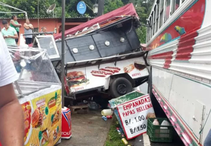   Parte de la estructura, donde iba a vender hot dog, le cayó encima al comerciante en Portobelo.