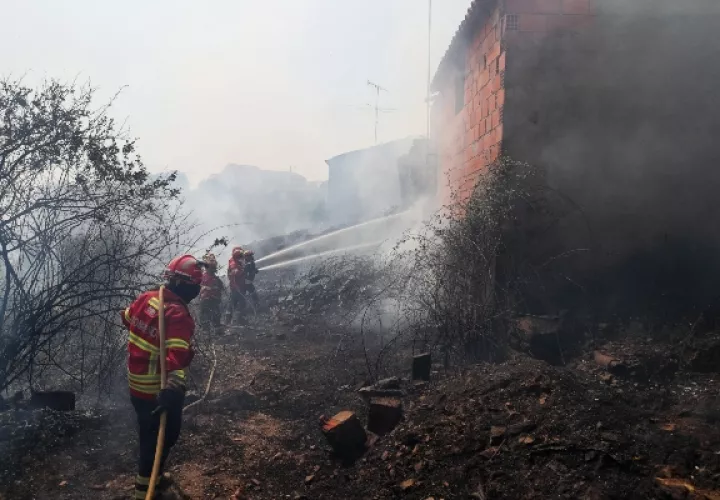 La rotación del viento provocó dificultades respecto a la dirección de propagación del fuego, lo que generó "igniciones en sitios donde las fuerzas de combate estaban menos reforzadas", señaló Luis Belo Costa. FOTO/AP