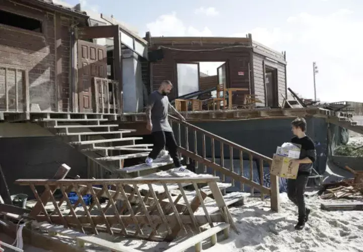  Vista de un restaurante destruido en el centro de Portugal por el huracán Leslie. EFE/ EPA