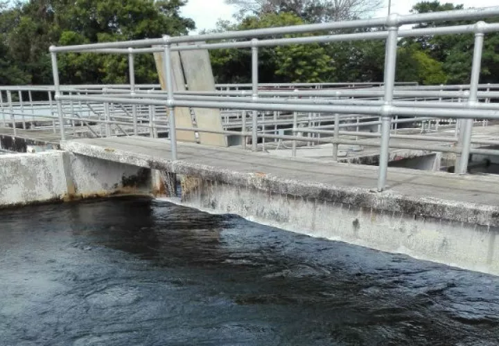 Esta planta recibe agua cruda de los ríos David y Majagua; y ambos registran bajos niveles, provocando un desabastecimiento en las zonas altas.